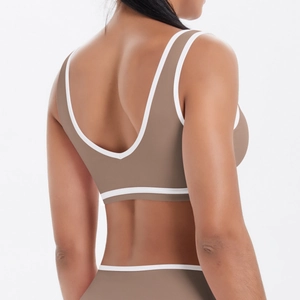 Vue détaillée du dos du soutien-gorge de yoga marron avec liseré blanc et dos ouvert en U