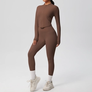 Vue détaillée de l'ensemble de sport marron café avec veste zippée et legging taille haute