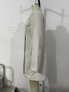Vue latérale du trench-coat beige mi-long avec col à revers et poches latérales sur mannequin