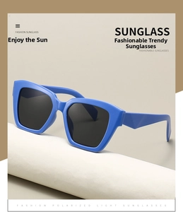 Détail de lunettes de soleil polarisantes bleues à monture épaisse sur support blanc