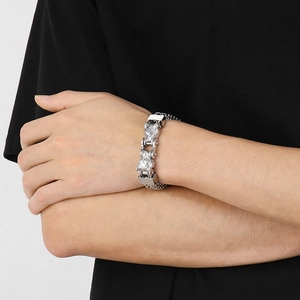 Gros plan d'un bracelet hip hop en acier titane tête de loup porté par un homme