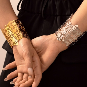 Bracelet manchette chic doré et argenté avec découpes de feuilles florales