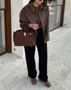 Veste courte en laine marron avec pantalon large noir et sac à main élégant en cuir