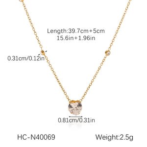 Détails d'un collier cœur en zircone avec chaîne plaquée or et dimensions