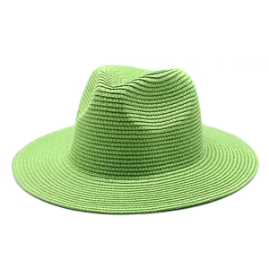 Dettaglio del cappello di paglia verde brillante con trama intrecciata per protezione solare