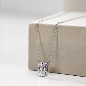 Détail d'un collier en argent avec un pendentif en zircone cubique à la taille glace