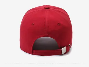 Détail de la casquette de baseball rouge avec boucle de réglage en métal argenté
