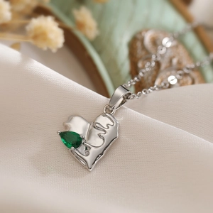Collier coeur en argent avec motif visage abstrait et pierre de zircon vert en forme de poire