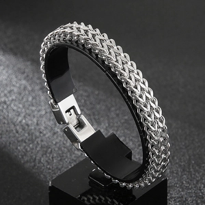 Nahaufnahme eines silbernen Doppelreihige Stahlkettenarmbands mit Edelstahl-Gravur