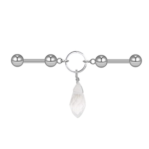 Makro-Detail von silbernem Barbell-Piercing mit Kristallanhänger aus poliertem Stahl