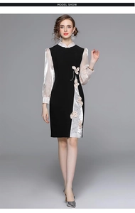 Dettaglio delle maniche color champagne e del ricamo floreale sulla tunica qipao nera