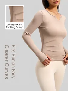 Top da yoga slim fit con scollo a V, pieghe in vita e asole per il pollice in beige sabbia