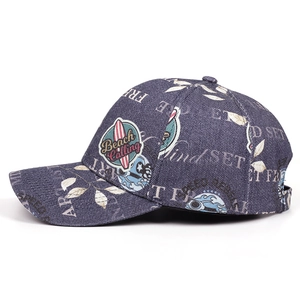 Gorra retro de béisbol en denim lavado azul oscuro con grafiti y parche circular