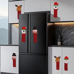 Vista detallada de fundas rojas navideñas para manijas con peluches de renos y muñecos