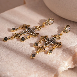 Boucles d'oreilles croix baroques vintage avec perles et cristaux dorés