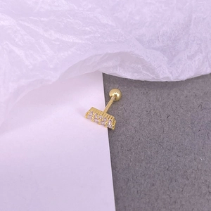 Détail du clou d'oreille en argent S925 doré avec pavé de zircons étincelants