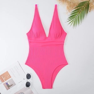 Costume da bagno intero a coste rosa vivace con scollo a V e accessori da spiaggia chic
