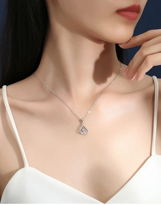 Detail van S925 zilveren ketting met bewegende moissanite steen in een druppelvormige hanger