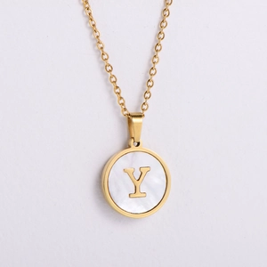 Detalle del collar de acero de titanio chapado en oro 18k con letra Y de nácar