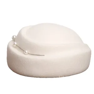 Élégant béret en feutre de laine blanc avec perles et strass pour des occasions formelles