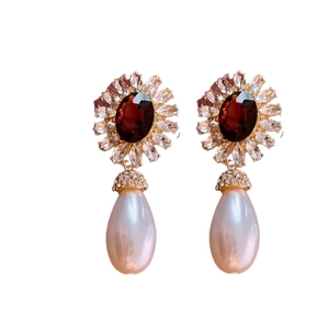 Boucles d'oreilles vintage dorées avec fleurs en cristal rouge et grandes perles poires