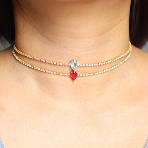 Elegante gouden choker kettingen met druppelvormige blauwe en rode zirkoon hangers