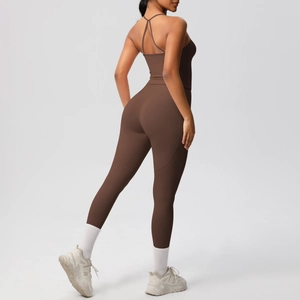 Détail des bretelles croisées sur l'ensemble de yoga marron foncé avec legging taille haute