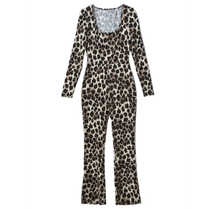 Detailansicht des Leopardenmusters eines figurbetonten Langarm-Jumpsuits mit Karree-Ausschnitt