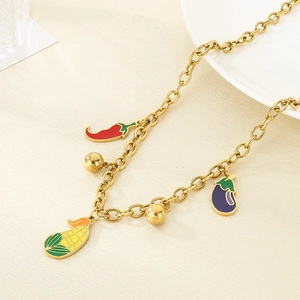 Collana dorata in acciaio inossidabile con ciondoli vegetali come peperone e mais