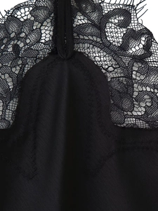 Détail de la dentelle noire délicate et du tissu satiné soyeux de la robe licou