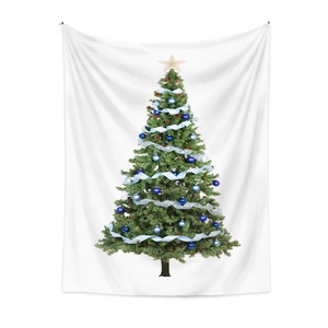 Dettaglio dell'arazzo natalizio bianco con albero verde e stella dorata in cima