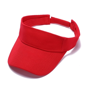 Détail de la visière rouge montrant la texture du tissu sergé et les coutures