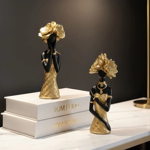 Figurines de déesse élégantes en résine noire et dorée pour décoration moderne