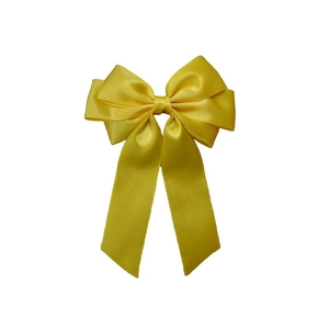 Détail du nœud papillon multicouche en satin jaune vif à la texture soyeuse
