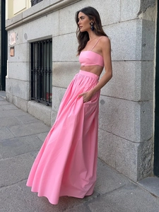 Ensemble rose tendance avec haut bandeau et jupe longue munie de poches latérales