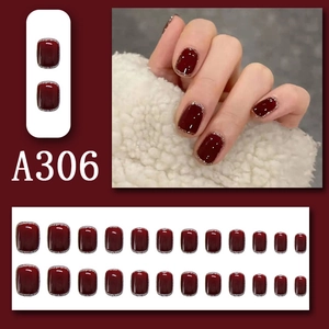Faux ongles courts carrés bordeaux avec dégradé pailleté argenté et fini brillant