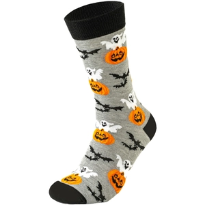 Dettaglio calzini di Halloween con fantasmi, zucche e pipistrelli su tessuto a maglia grigio