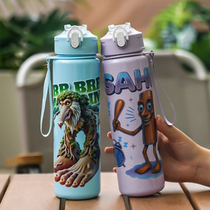 Détails des gobelets à paille bleu et violet avec motifs de monstres de dessin animé