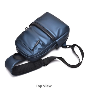 Detailansicht der wasserabweisenden dunkelblauen Brusttasche mit mattem Finish und Zippern