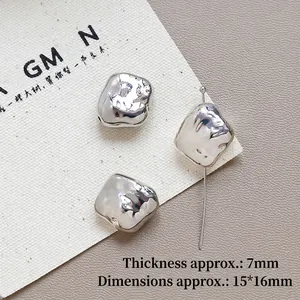 Dettaglio di perle irregolari in resina argento sfaccettata, dimensioni 15x16mm e spessore 7mm