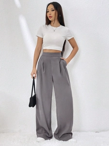Pantaloni a gamba larga a vita alta da donna in grigio con outfit crop top bianco