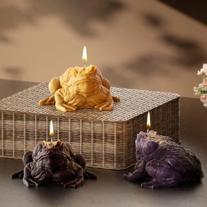 3D toad-shaped scented candles in gold and purple, realistic animal silicone mold designs