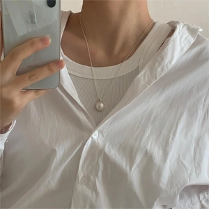 Minimalist 925 silver necklace featuring a lustrous round pearl pendant on a model