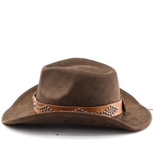 Détail du chapeau de cowboy en daim marron avec bande en cuir ornée de rivets métalliques