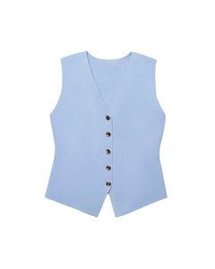 Détail du gilet en maille bleu clair avec col en V et cinq boutons dorés sur fond blanc