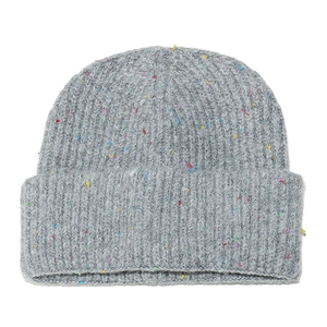 Détail du bonnet en maille côtelée grise avec mouchetures arc-en-ciel et revers plié