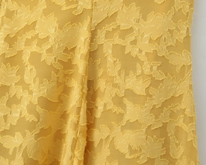 Detail von gelbem Ausbrenner-Stoff mit Blattmuster für französisches rückenfreies Kleid