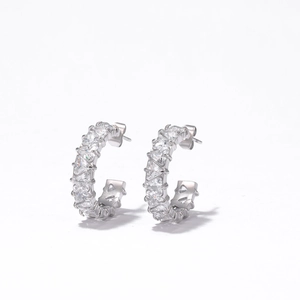 Boucles d'oreilles créoles en acier titane argenté serties de zircons cubiques brillants