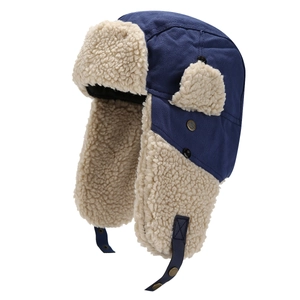 Colbacco blu scuro con calda fodera in pile sherpa beige e paraorecchie per il freddo inverno