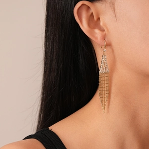 Élégantes boucles d'oreilles triangle dorées avec franges à pompons et zircons
